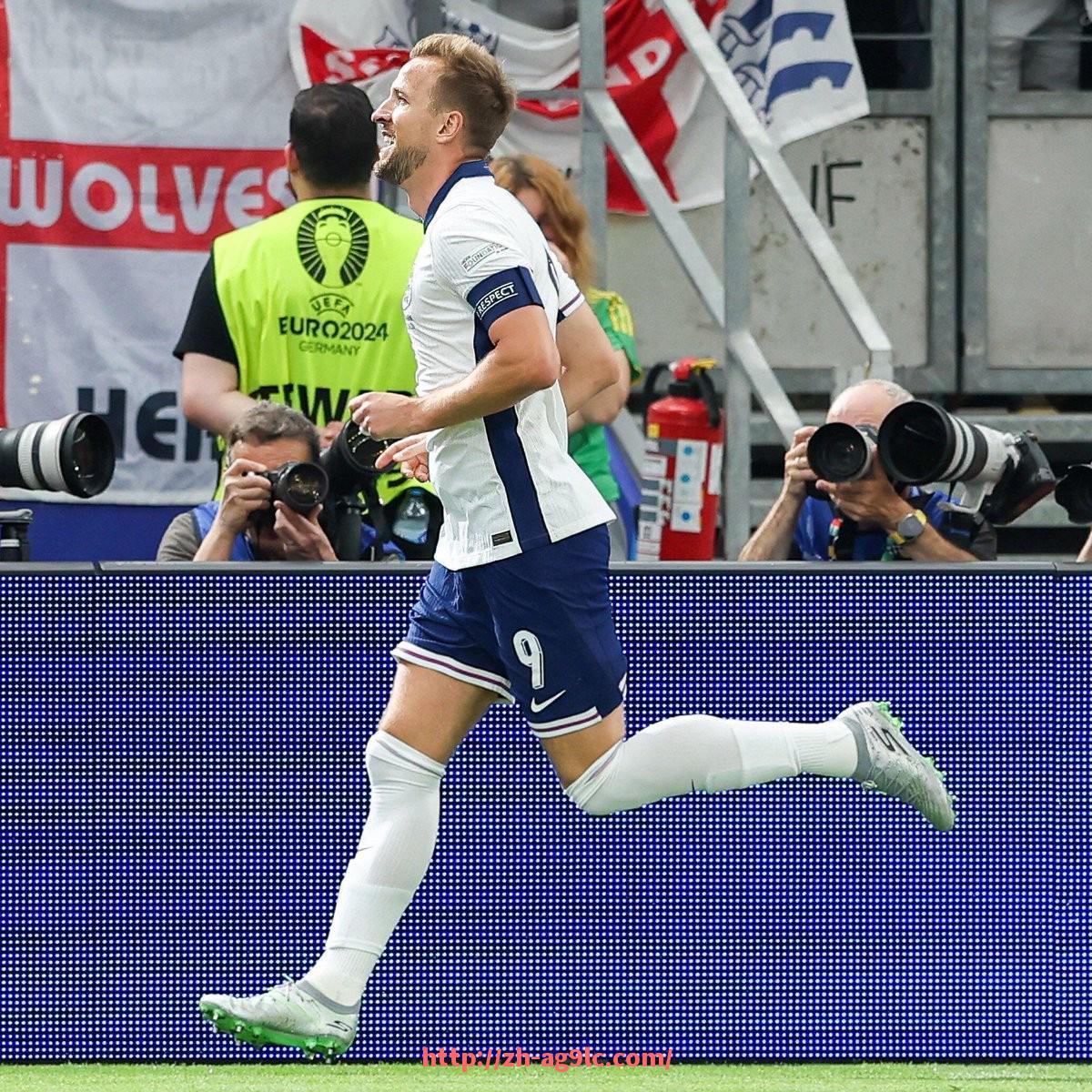 ag9游会-世俱杯中场球员断球后发动反击的反应速度与精准度分析